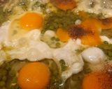 Foto del passaggio 5 della ricetta Uova e Piselli