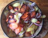 Foto del paso 10 de la receta: Papa rellena a la peruana con ensalada de verduras crocantes y salsa de granadilla.