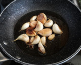 Foto del paso 2 de la receta: Ensalada de espinaca y canónigos con ajo y piñones