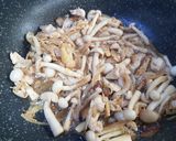 รูปขั้นตอนการทำที่ 3 ของ อกไก่+เห็ด ผัดขิง