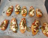 Foto del paso 3 de la receta: Crostini caliente de queso, pesto y jamón