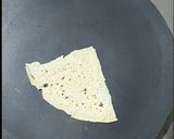 A picture of step 2 of Sandwich Masala Papad.