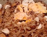 Foto langkah ke 5 dari resep Pad Thai, kwetiau goreng khas Thailand.