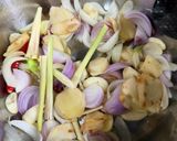 Gambar langkah 1 resipi Tomyam ayam.