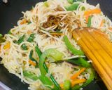 A picture of step 4 of Veg Hakka noodles with spring onions.