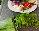 Foto langkah ke 2 dari resep Tumis Ikan Teri Daun Kunyit.