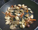 Foto del paso 4 de la receta: Tallarines orientales con pollo y setas