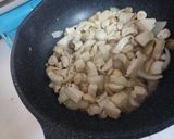 รูปขั้นตอนการทำที่ 5 ของ เห็ดฟางผัดอกไก่