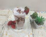 A picture of step 1 of Strawberry shake with chocolate sauce.