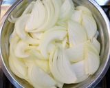 Fűszeres csirkeszárnyak hagyma ágyon fahéjas almával besütve recept fázis 2 fotója