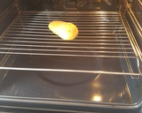 Foto del paso 1 de la receta: Patatas asadas rellenas con salmón ahumado, encurtidos y eneldo