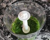 Foto del paso 2 de la receta: Salsa pesto de hierbas!!