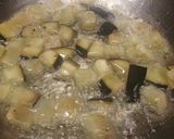 A picture of step 1 of Spaghetti al salmone e melanzane.