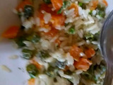 Ensalada de huevo y mimosa con verduras, atún