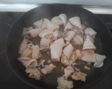Foto del paso 3 de la receta: Dorada al horno con almejas, gambón, patatas y chipirones