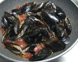 Foto del paso 2 de la receta: Mejillones picantes marineros al brandy
