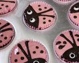 Foto langkah ke 8 dari resep Ladybugs CupCake.