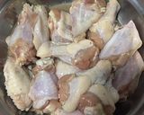รูปขั้นตอนการทำที่ 1 ของ “ปีกไก่ทอดใบมะกรูด”