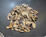 Foto del passaggio 3 della ricetta Medaglioni di polenta ai funghi 🍄🇺🇦☮️🏳️‍🌈🙏🇹🇷🇸🇾