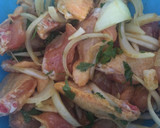 Foto del paso 4 de la receta: Alitas y muslitos de pollo rustídas con patatas a la panadera al horno
