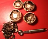 Foto del paso 1 de la receta Revuelto de champiñones, con cebolletas y ajos