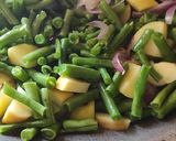 फ्रेंच बींस आलू की सब्जी(French beans aloo ki sabzi recipe in Hindi) रेसिपी चरण 3 फोटो