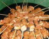 Foto langkah ke 3 dari resep Sate babi asam manis sambal matah bali.