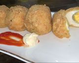 A picture of step 5 of Potatoe egg balls.