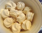 Foto del paso 2 de la receta: Postre fácil de fresas con merengues y crema