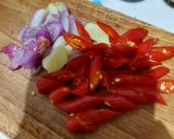 Foto langkah ke 1 dari resep Mie nyemek cabe iris.