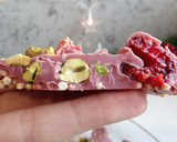 Foto del paso 5 de la receta: Turrón de quinoa, chocolate rubí, pistachos y frambuesas
