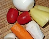 Tejszínes zöldséges bazsalikomos sértés comb szeletek recept fázis 1 fotója