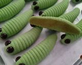Foto langkah ke 5 dari resep Caterpillar Cookies / Kue Semprit.