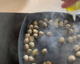 Foto del paso 1 de la receta: Berberechos a la plancha con sal marina y pimienta
