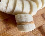 Une image de l'étape 2 de Bouchées glacées banane, beurre de cacahuète, chocolat et coco.