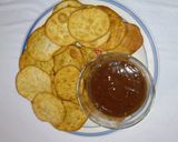 A picture of step 5 of Milk crackers with chocolate sauce.