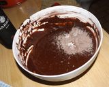 Foto del paso 2 de la receta Pastel de cacao con fresas y chocolate con avellanas