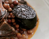 Foto del paso 10 de la receta: Guisantes negros con alcachofas y morcilla de arroz
