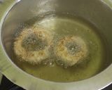 A picture of step 3 of Onion Rings 😋😋😋😋.