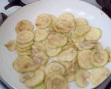 Cukkinis sonkás-paradicsomos melegszendvics katonák recept fázis 2 fotója