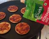 બિસ્કીટ પીઝા (Biscuit Pizza Recipe In Gujarati) રેસીપી સ્ટેપ1ફોટો