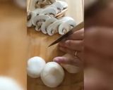 صورة لخطوة 1 من وصفة بيتزا بالخضر الطازجة والفطر الطري وبدون صلصة طماطم 😋😋😋🍕🍕
