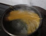 Foto langkah ke 1 dari resep Spaghetti al Salmone in Bianco.