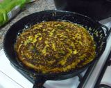 Foto del paso 5 de la receta: Tortilla de zapallitos rellenos y papas fritas