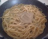 Foto del passaggio 6 della ricetta Linguine con sgombro al forno, crema di melanzana e buccia di melanzana fritta