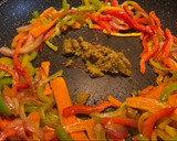Foto del paso 2 de la receta: Tallarines con gambas al curry verde