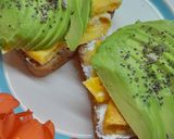 Foto del paso 3 de la receta: 🥑 Avocado toast primaveral con huevo y semillas