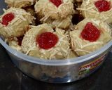 Foto langkah ke 8 dari resep Strawberry Thumbprint.