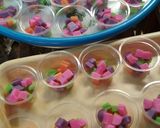 Foto langkah ke 2 dari resep Puding kaca mozaik cup.