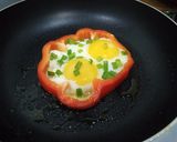 A picture of step 3 of Half fry egg.